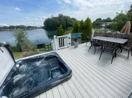 Lakeside Retreat 1 with hot tub, private fishing peg situated at Tattershall Lakes Country Park, Hotel in Tattershall