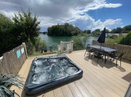 Lakeside Retreat 2 with hot tub, private fishing peg situated at Tattershall Lakes Country Park, Hotel in Tattershall