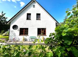 Natur&Meer: Ferienwohnung im idyllischen Landhaus, דירה בAhrenshagen