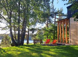 Domki przy jeziorze z prywatną plażą w Borach Tucholskich Pensjonat Alicja wczasy z dziećmi nowe luksusowe domki na skraju jeziora i lasu，位于Ostrowite的别墅