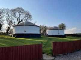 The Yurts at Burnt House Farm, Zelt-Lodge in Newport