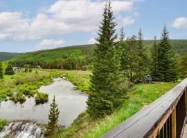 Blissful Blue River Getaway with Hot Tub and Fireplace، مكان عطلات للإيجار في Blue River
