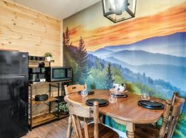 Bear Pause Retreat/Steps to Pkwy/With Indoor Pool, hotell i Gatlinburg