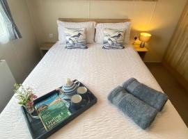 Gannets Rest - Spacious Static Caravan with Sea Views: Polperro şehrinde bir otel