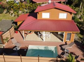 Villa neuve de standing en bois avec piscine, hotel in Sainte-Anne