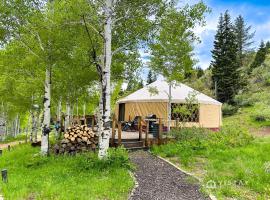 Off-grid Yurt At Angel Valley Ranch, tented camp en Duck Creek Village