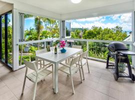 Escape to Paradise at Oasis 1, a 2BR Central Hamilton Island Apartment with Buggy!，漢密爾頓島的度假村