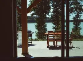 Dom z linią brzegową nad jeziorem Ryńskim - Mazury Wejdyki