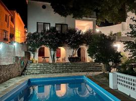 Casa Pomar - Preciosa casa con piscina y vistas a la sierra, hotell i Grazalema