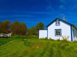 Cozy cabin with stunning view, casa rústica em Alstad