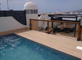 EL ÁTICO DE TERESA con PISCINA PRIVADA CLIMATIZADA a 250m playa, hotel in Vera