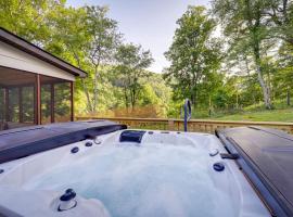 Bakersville Sanctuary with Stunning Scenery, Hot Tub, hotel med parkering i Bakersville
