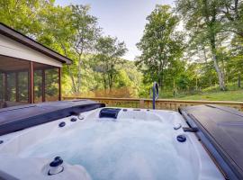 Bakersville Sanctuary with Stunning Scenery, Hot Tub، بيت عطلات في Bakersville