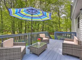 Poconos Family Getaway with Fire Pit and 2 Game Rooms โรงแรมใกล้Pocono Mountains Municipal - MPOใน
