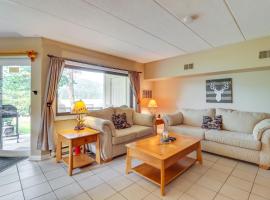 Steps to Shore Scenic Big Boulder Lake Condo!, condominio en Lake Harmony
