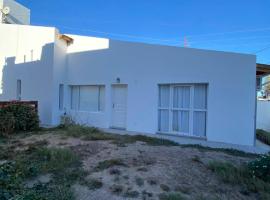 La alegre! Hermosa casa centrica y cerca del mar, hytte i Puerto Madryn