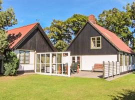 Beautiful Home In Aakirkeby With Kitchen, rumah percutian di Spidsegård