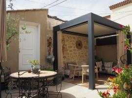 Small holiday home with courtyard, Bellegarde, nyaraló Bellegarde-ban