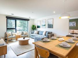 Revy Bliss - Dazzling Condo in the Mountains, Hotel in Revelstoke