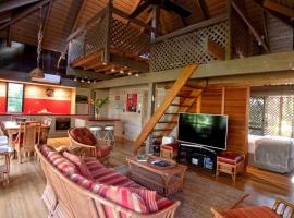 Banfield No 2 - Absolute Beachfront Bungalow, bungalow em South Mission Beach