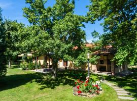Spacious Farmhouse in Castiglion Fiorentino with Garden, rodinný hotel v destinaci Castiglion Fiorentino