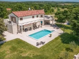 Stunning Home In Bale With Wifi