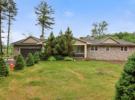 Luxury Lake Front Camelot Villa, hotel di Pocono Lake