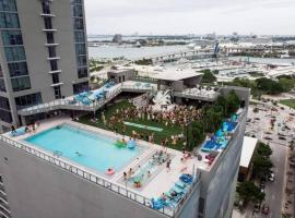 Ocean View Apartment with Balcony, Kitchen, Gym, Restaurants and Rooftop Pool, budget hotel in Miami