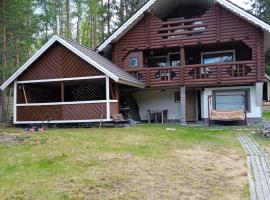 Viihtyisä hirsimökki järven rannalla, hotel i Siikainen