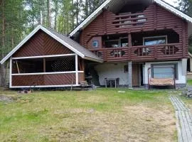 Viihtyisä hirsimökki järven rannalla