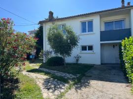 Maison indépendante avec 6 chambres proche du tram A, loma-asunto kohteessa Lormont