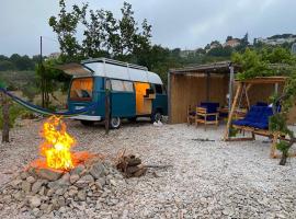 Batroun van camping: Batroun şehrinde bir otel