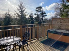 Beechnut Lodge with Hot Tub, hotel with jacuzzis in Cupar