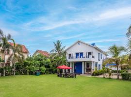 Timeless Elegance by StayVista - Poolside Villa with Lawn & Terrace, căsuță din Calcutta