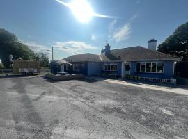 Yeats Lodge Self catering Apartment and Bar, cabin in Galway