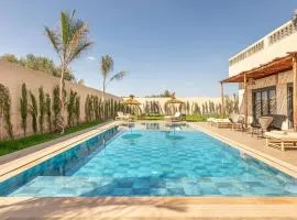 Villa Leila,piscine , grand jardin, jeux , cuisinière