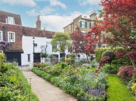 Clarendon Cottage, B&B in Enfield