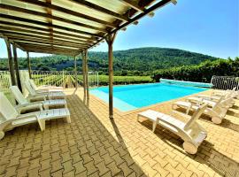 Gîte 12-14p avec vue piscine chauffée en saison, terrain de pétanque et jeux extérieurs, holiday home in Alba-la-Romaine