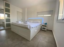 Romi's suite by LOREN VILLAGE, smještaj uz plažu u gradu 'Neve Zohar'