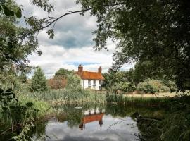 5 Bed Farmhouse Suitable for Contractors Private Parking, pet-friendly hotel in Potter Street