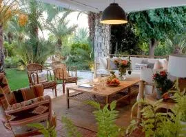 Casa con encanto en un jardín espectacular con piscina entre palmeras
