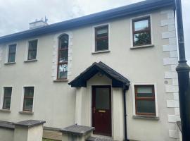 Beautiful 3 Bedroom House in Coolaney Village County Sligo – tani hotel w mieście Dromard
