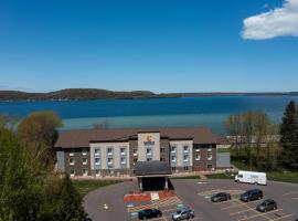 Comfort Inn & Suites Munising - Lakefront، فندق في مونيسينغ