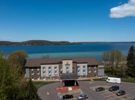 Comfort Inn & Suites Munising-Lakefront, ξενοδοχείο σε Munising