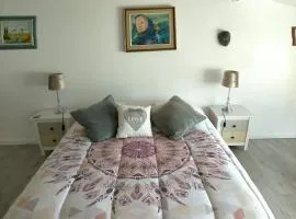 Alaric Lodge: gîte champêtre avec parking privé.
