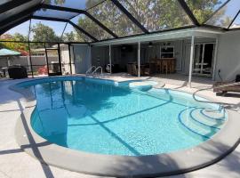 Pool Home on Gulf Gate 5min away from Siesta Key: Sarasota şehrinde bir otoparklı otel