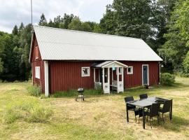 Red little cottage located in the forest and next to a small lake, holiday rental in Örsjö