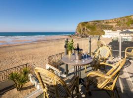 Tolcarne Beach Apartments, hotel berdekatan Tolcarne Beach, Newquay