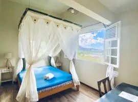 Chambre et SDB privative Ylang Ylang vue Mont Pelée dans maison partagée