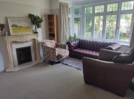 Room in private house near Reading University, homestay di Earley